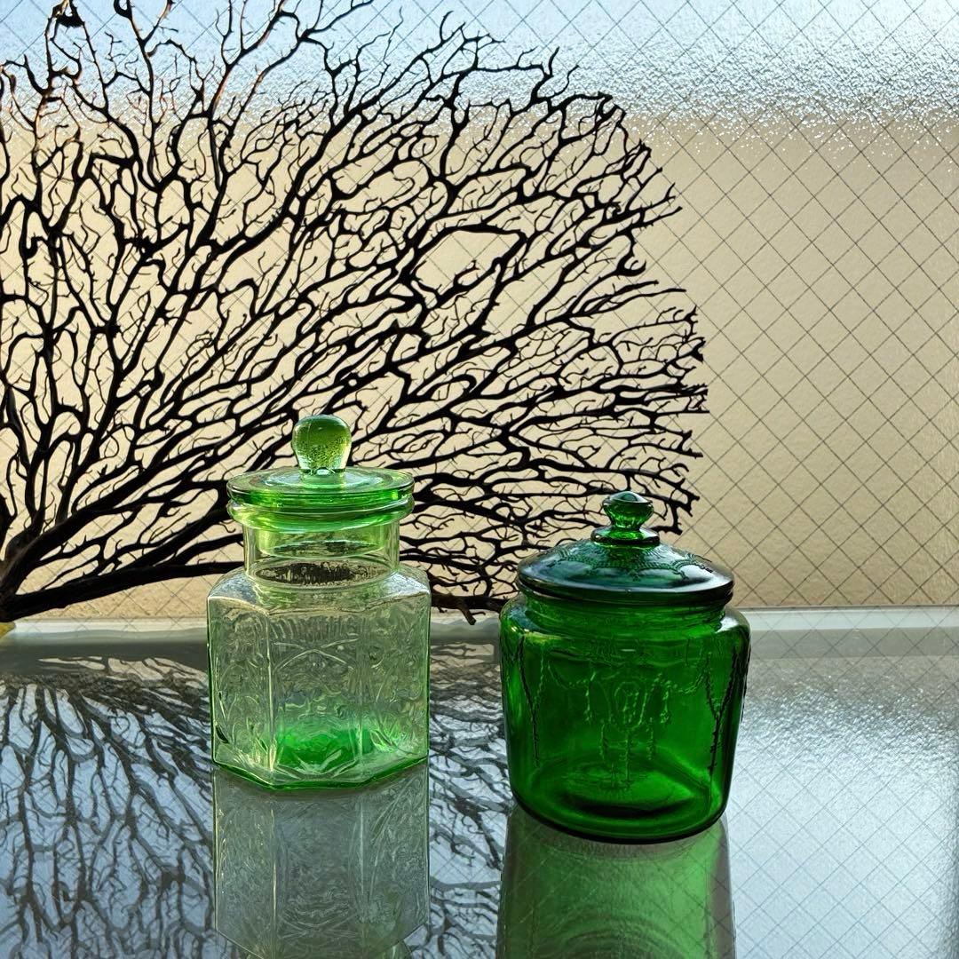 骨董　時代ガラス　吉祥　瓔珞紋プレス　上品　緑色ガラス　極小　飴屋瓶　菓子瓶