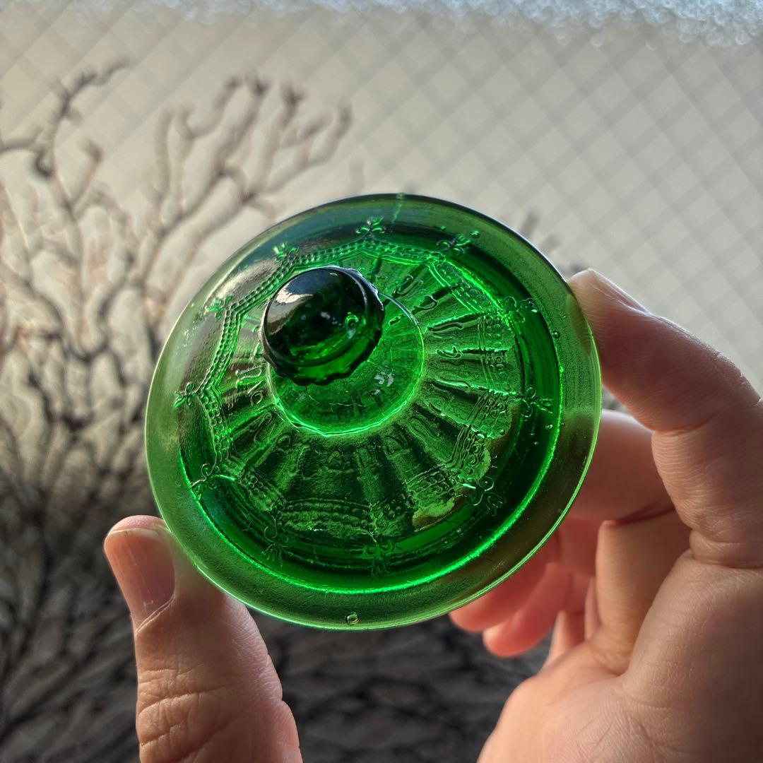 骨董　時代ガラス　吉祥　瓔珞紋プレス　上品　緑色ガラス　極小　飴屋瓶　菓子瓶
