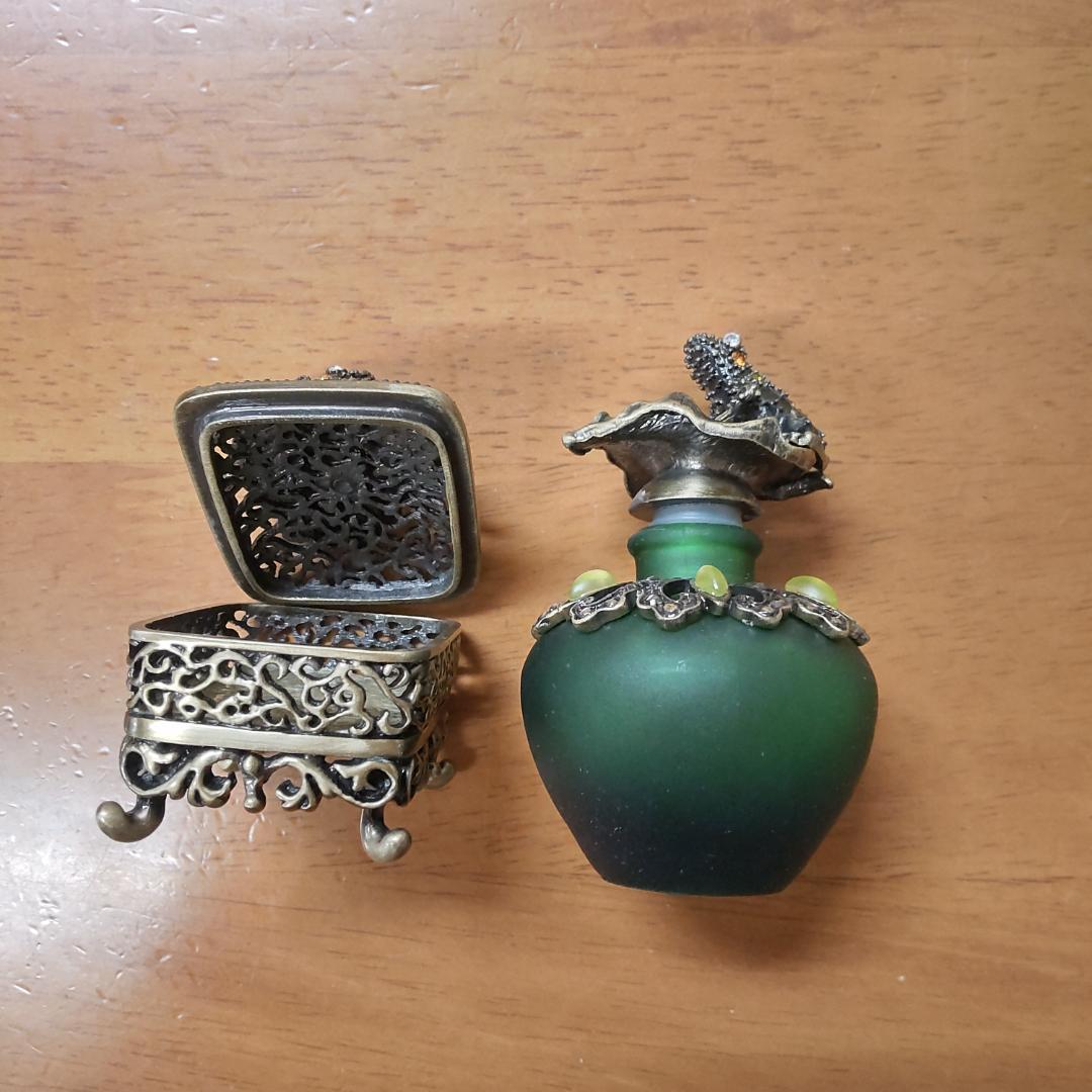 カエル　小物　香水瓶　ビジュー　アンティーク風　縁起もの　ラッキーモチーフ