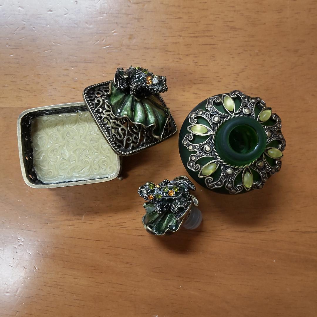 カエル　小物　香水瓶　ビジュー　アンティーク風　縁起もの　ラッキーモチーフ