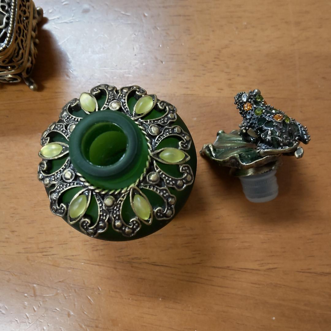 カエル　小物　香水瓶　ビジュー　アンティーク風　縁起もの　ラッキーモチーフ