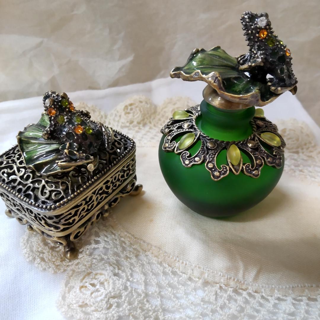 カエル　小物　香水瓶　ビジュー　アンティーク風　縁起もの　ラッキーモチーフ