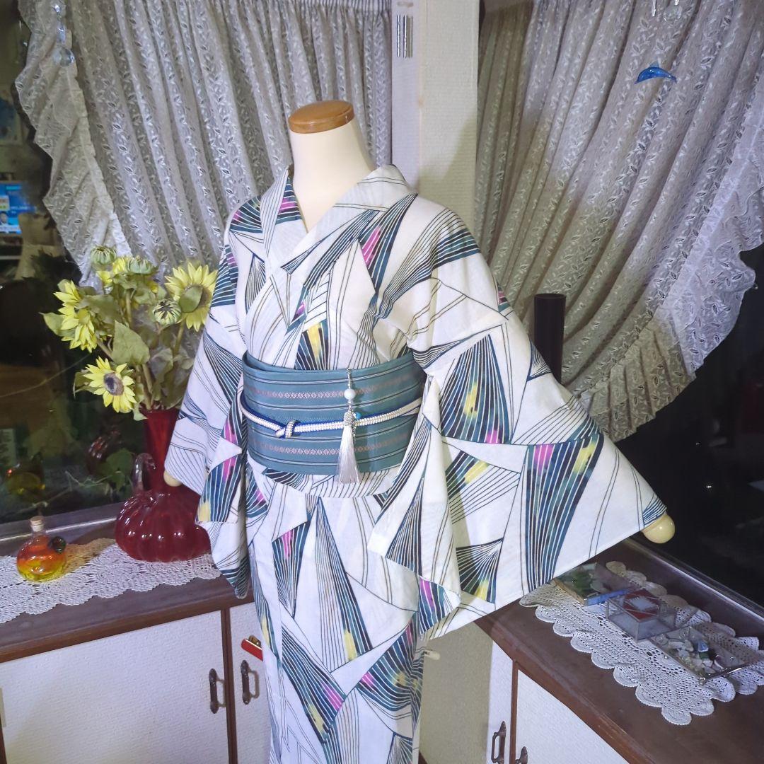 乳白色の地に描かれました美しい線模様が雰囲気のあるアンティーク、注染めの浴衣です