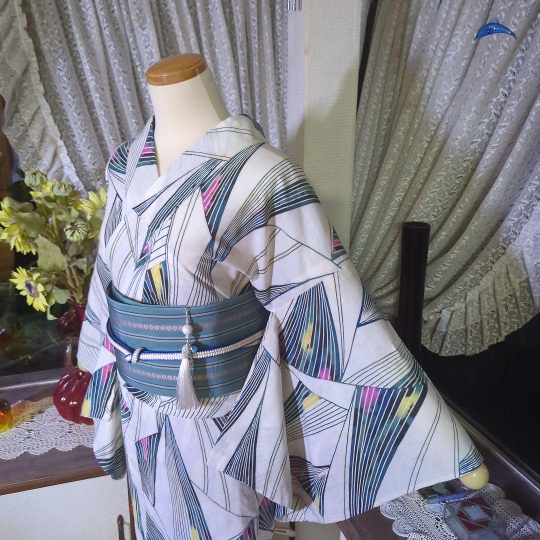 乳白色の地に描かれました美しい線模様が雰囲気のあるアンティーク、注染めの浴衣です