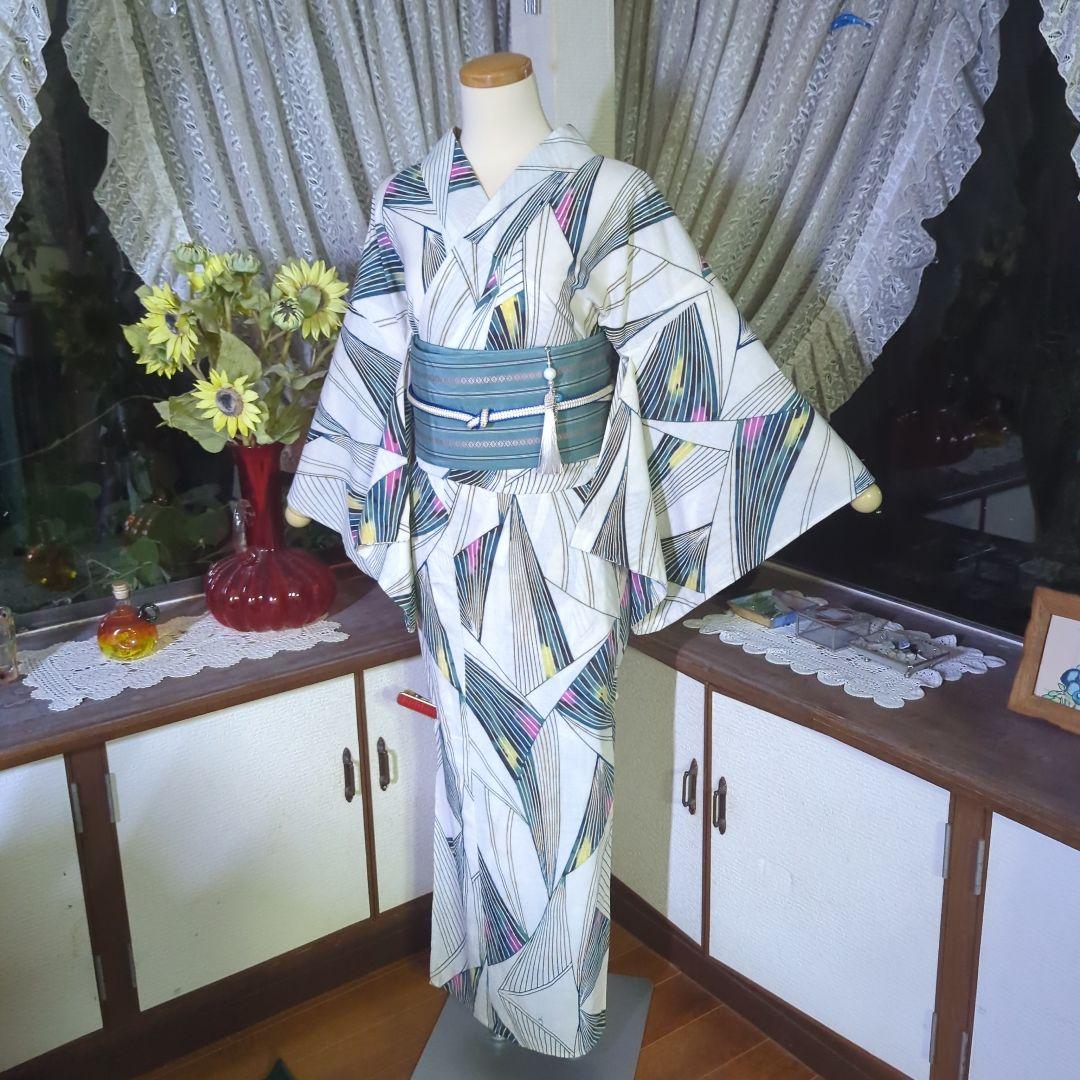 乳白色の地に描かれました美しい線模様が雰囲気のあるアンティーク、注染めの浴衣です