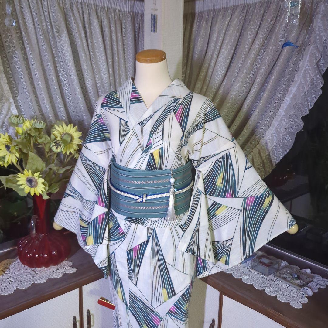 乳白色の地に描かれました美しい線模様が雰囲気のあるアンティーク、注染めの浴衣です