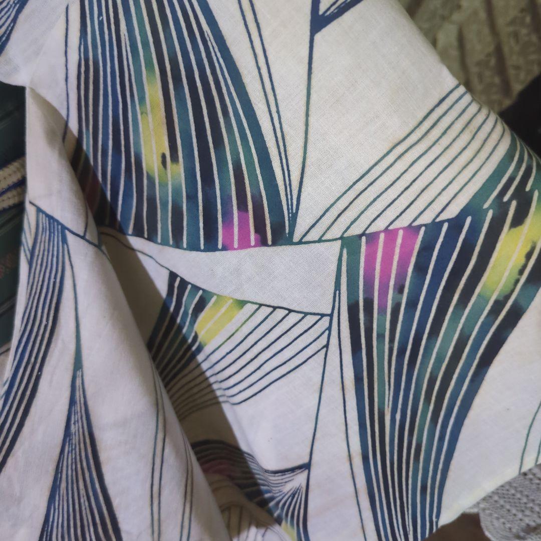 乳白色の地に描かれました美しい線模様が雰囲気のあるアンティーク、注染めの浴衣です