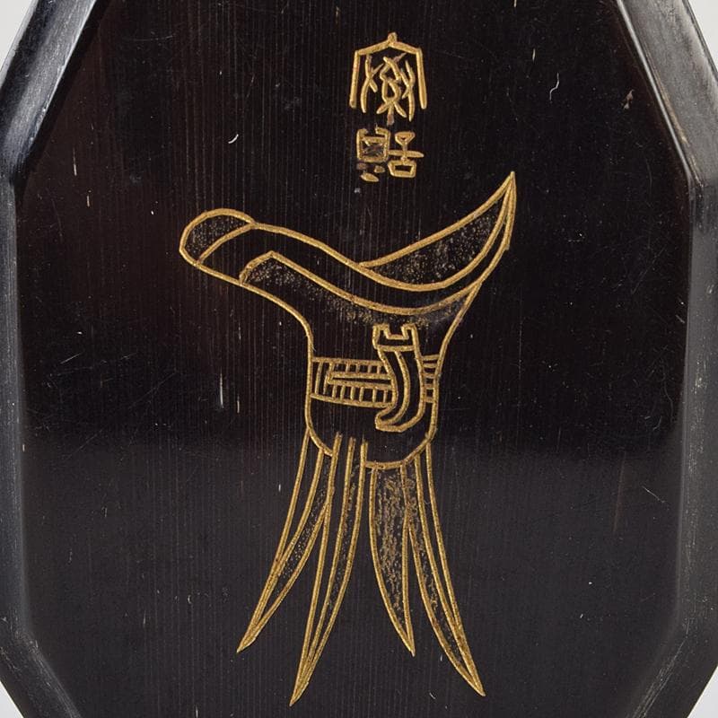 中国　牛角製　人物牛刻　鼻煙壷　木製台付　M　8977