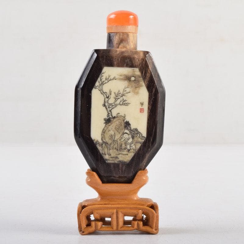 中国　牛角製　人物牛刻　鼻煙壷　木製台付　M　8977