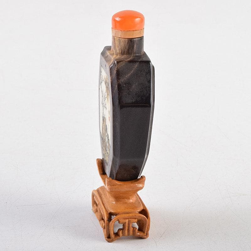 中国　牛角製　人物牛刻　鼻煙壷　木製台付　M　8977