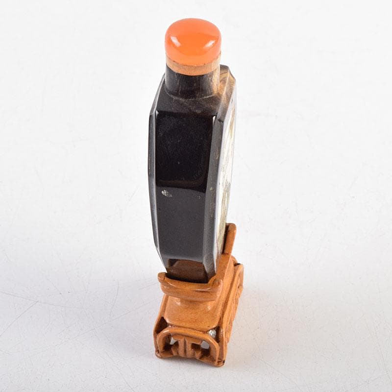 中国　牛角製　人物牛刻　鼻煙壷　木製台付　M　8977