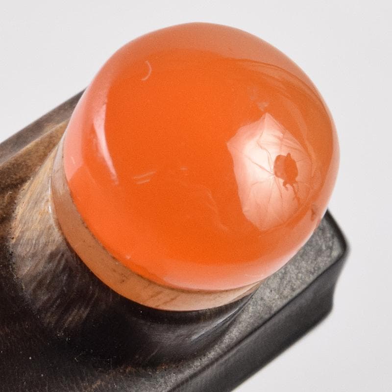 中国　牛角製　人物牛刻　鼻煙壷　木製台付　M　8977