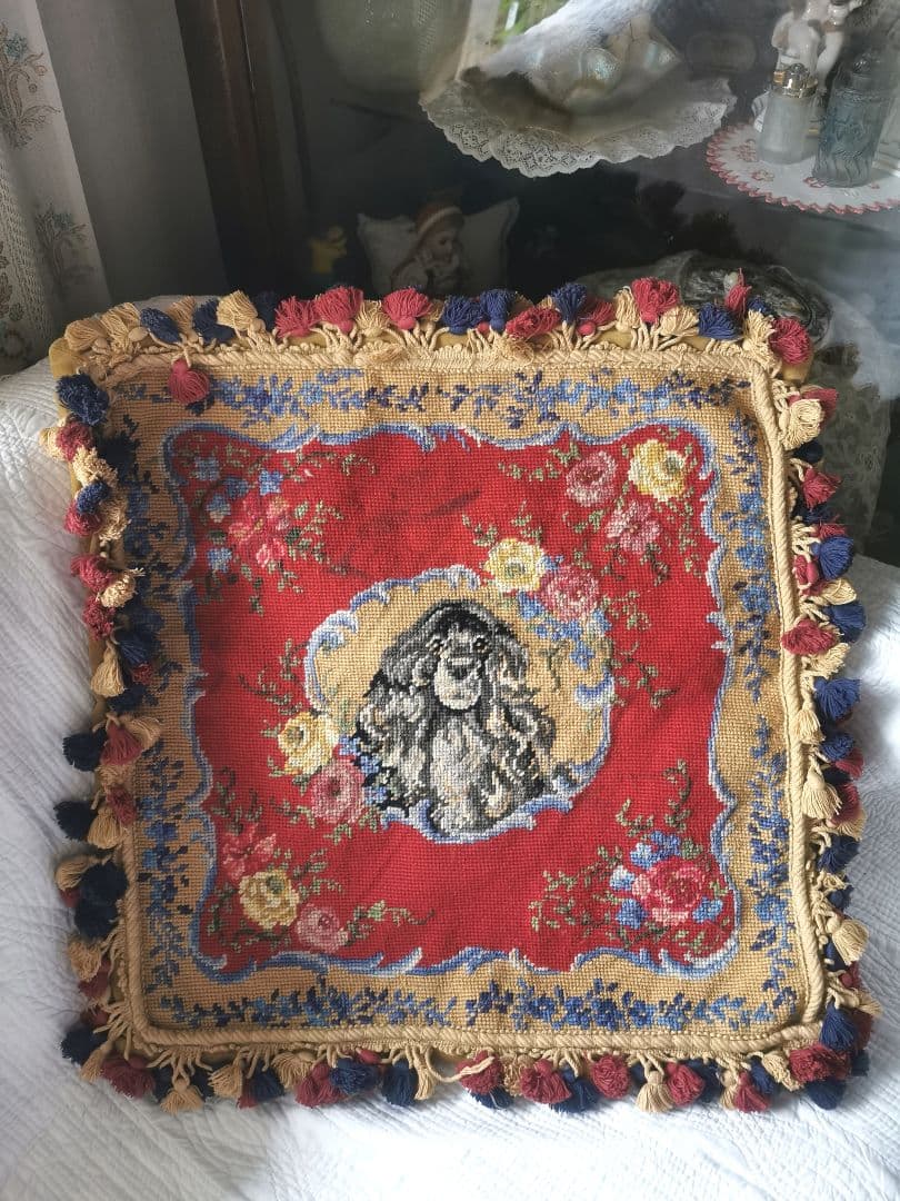 アンティークニードルポイント プチポワン犬と薔薇 色糸タッセル付クッションカバー