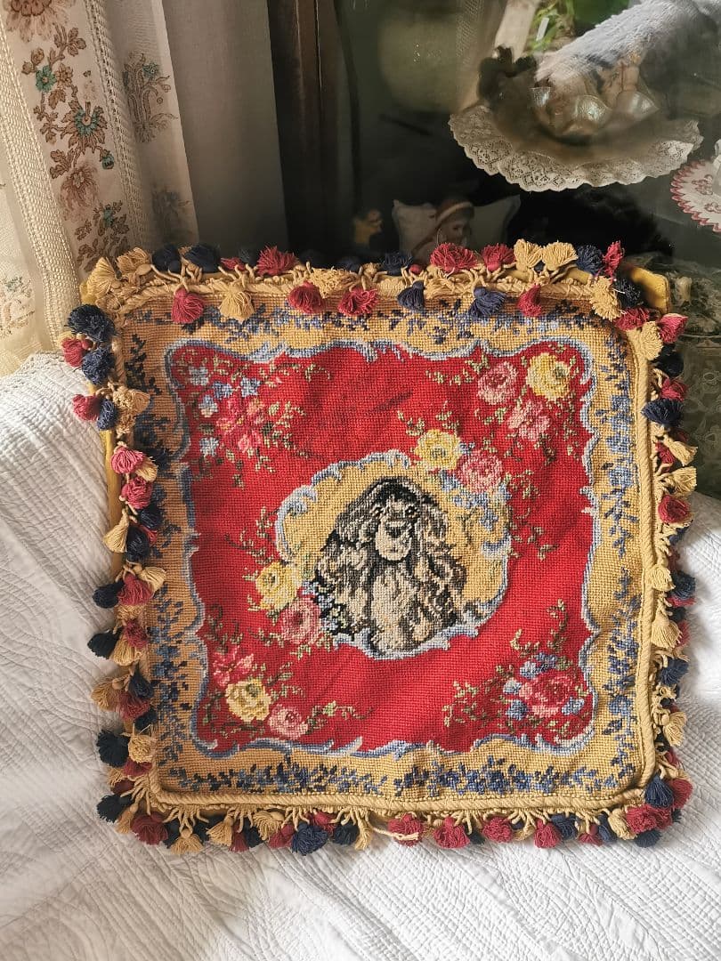 アンティークニードルポイント プチポワン犬と薔薇 色糸タッセル付クッションカバー