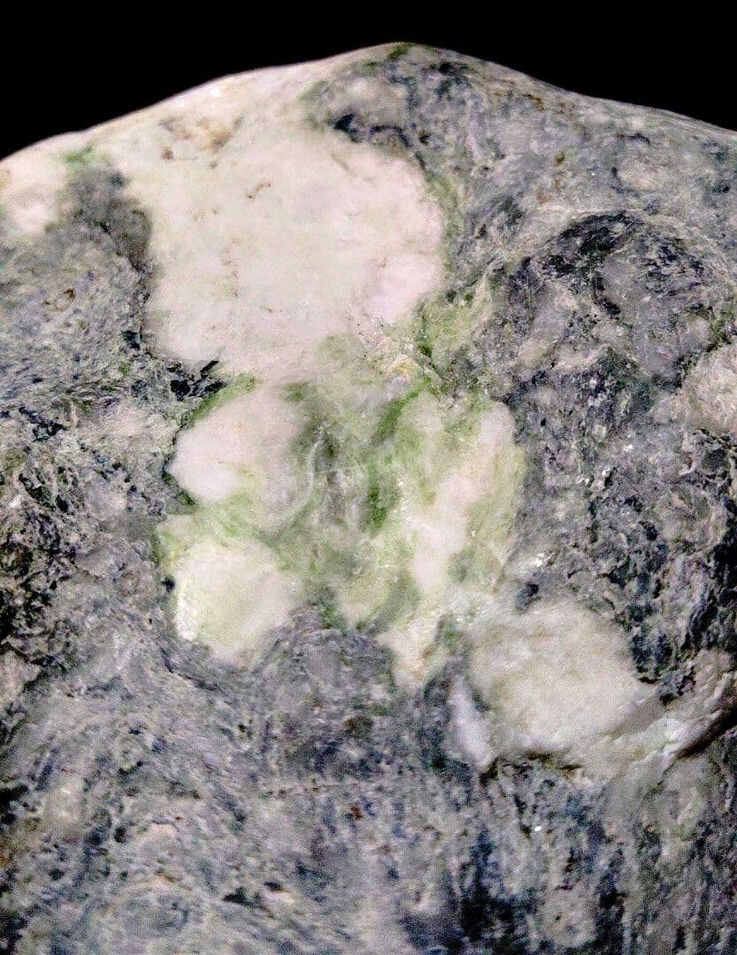 ★翡翠原石★糸魚川硬玉【小滝・転石・バレル磨き3,672ｇ】