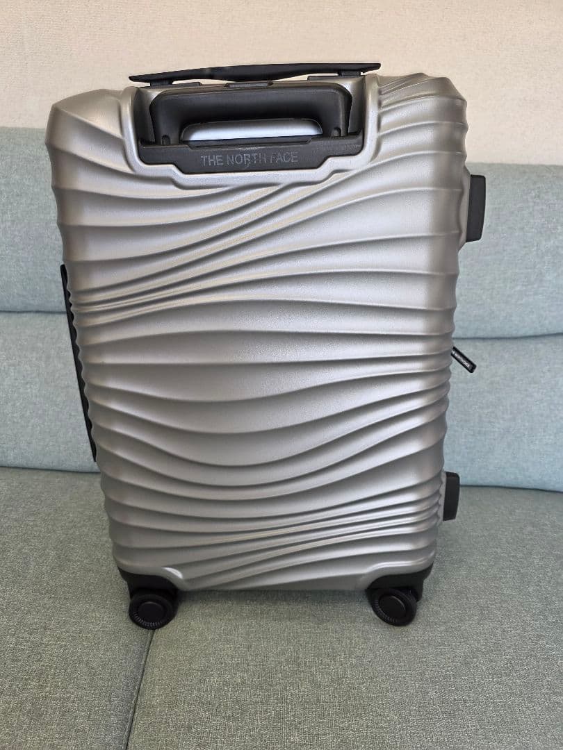 THE NORTH FACE シルバー キャリーケース、訳あり。