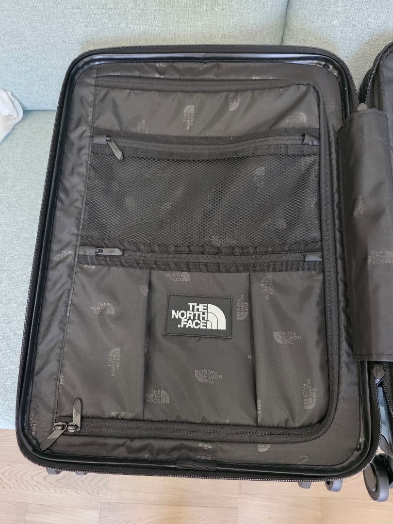 THE NORTH FACE シルバー キャリーケース、訳あり。