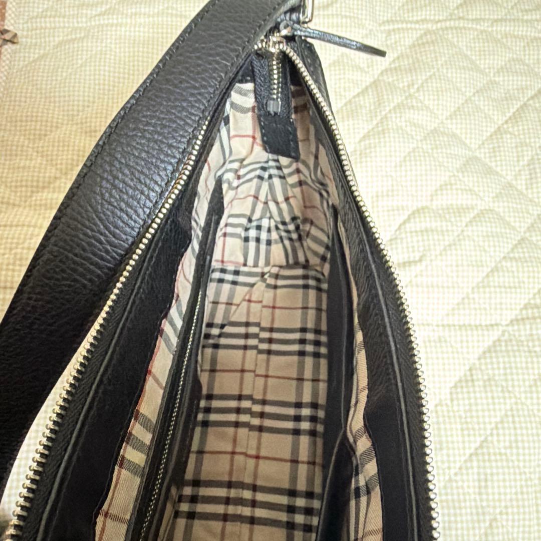バーバリー　ハンドバッグ、肩掛け　黒　革製品　内側チェック柄　【値下げ不可】