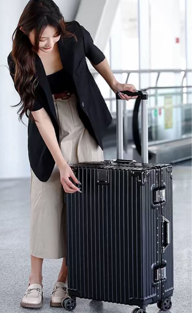 キャリーケース　2〜3泊　グレー 合金