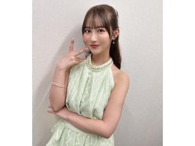 小野六花さんがパチンコ店来店時に着用した銀色のブレスレットに色紙とチェキ