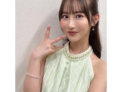 小野六花さんがパチンコ店来店時に着用した銀色のブレスレットに色紙とチェキ