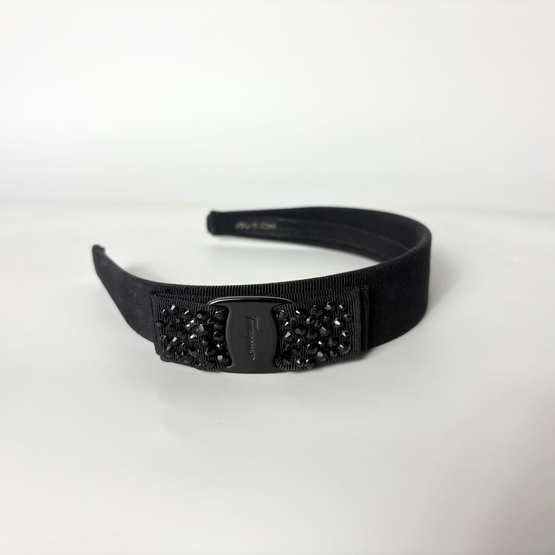 サルヴァトーレフェラガモ　ブラック　ヴァラ　カチューシャラインストーンビジュー.