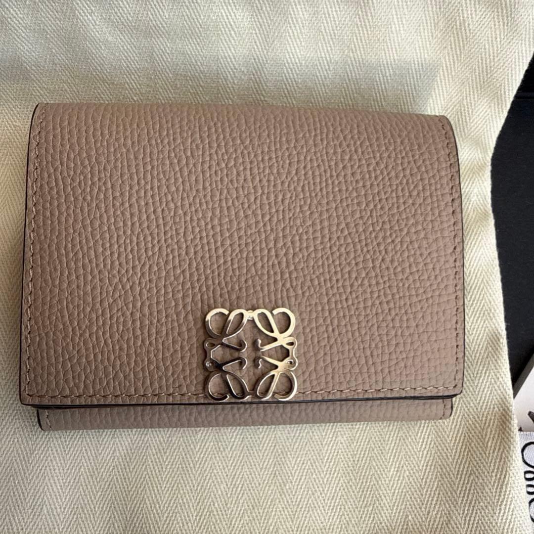 ロエベ アナグラム トライフォールド ウォレット（ペブルグレインカーフ）サンド