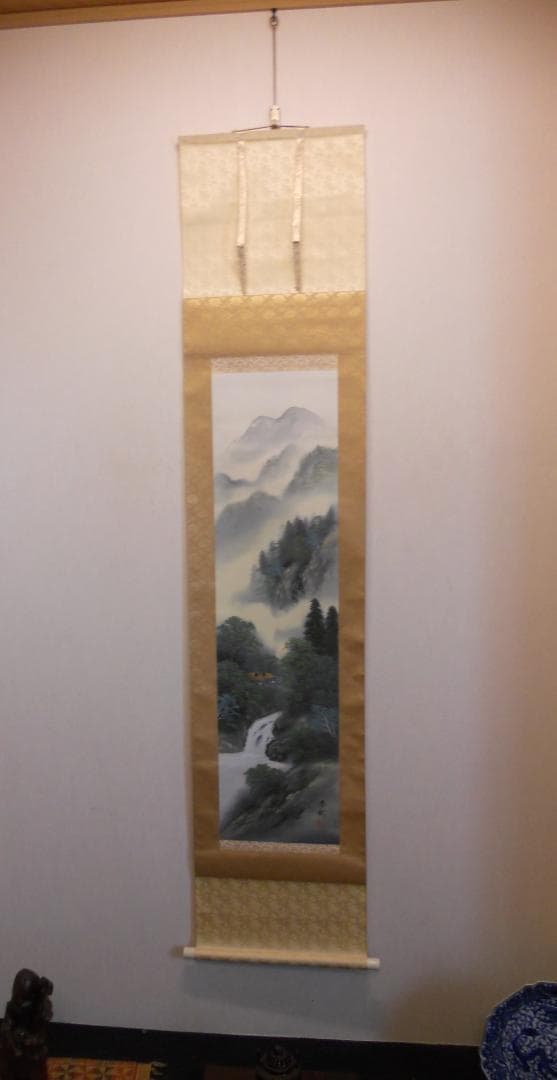 掛け軸 箕輪春秋 淡彩山水 絹本 希少 軸装 茶道具 掛軸 美品 です。