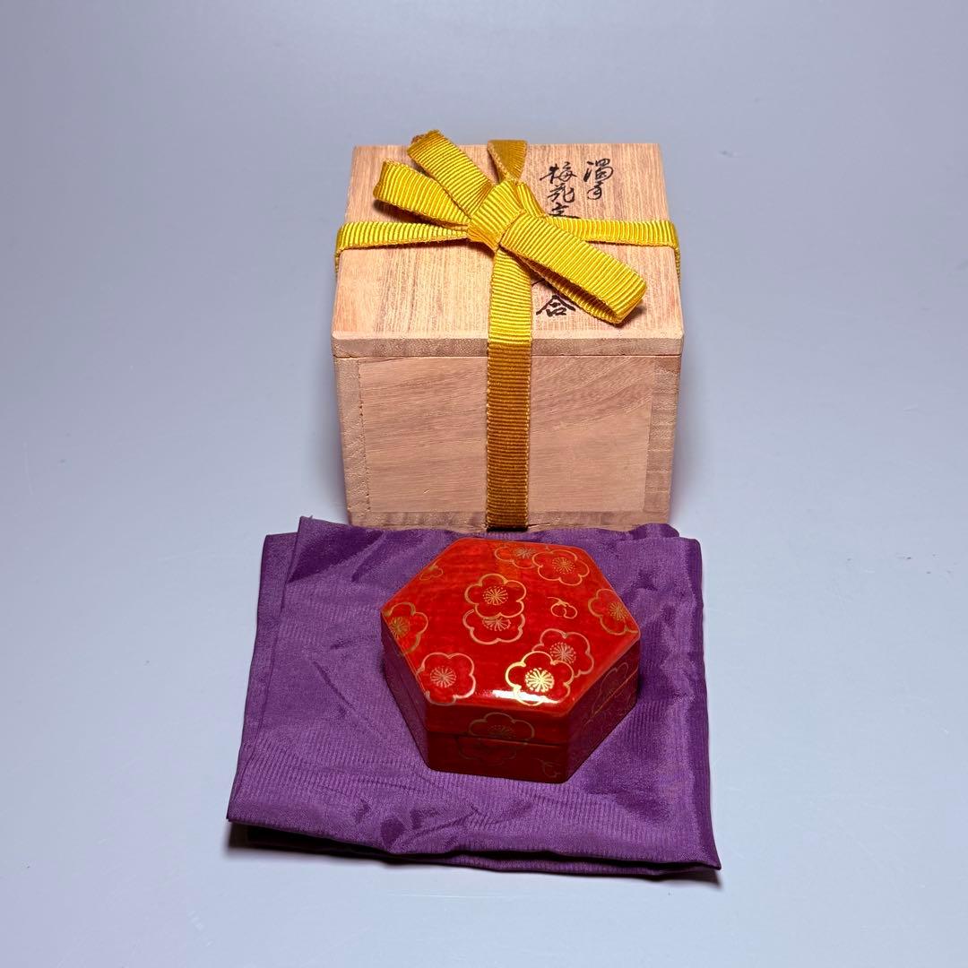 国重要無形文化財　十三代酒井田柿右衛門　濁手　梅花文　濃赤　香合　茶道具　共箱