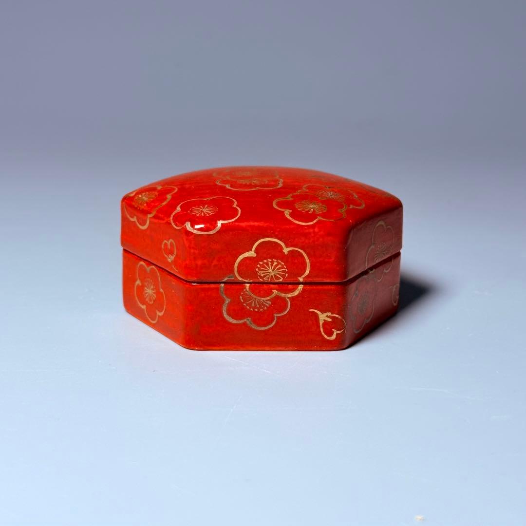 国重要無形文化財　十三代酒井田柿右衛門　濁手　梅花文　濃赤　香合　茶道具　共箱