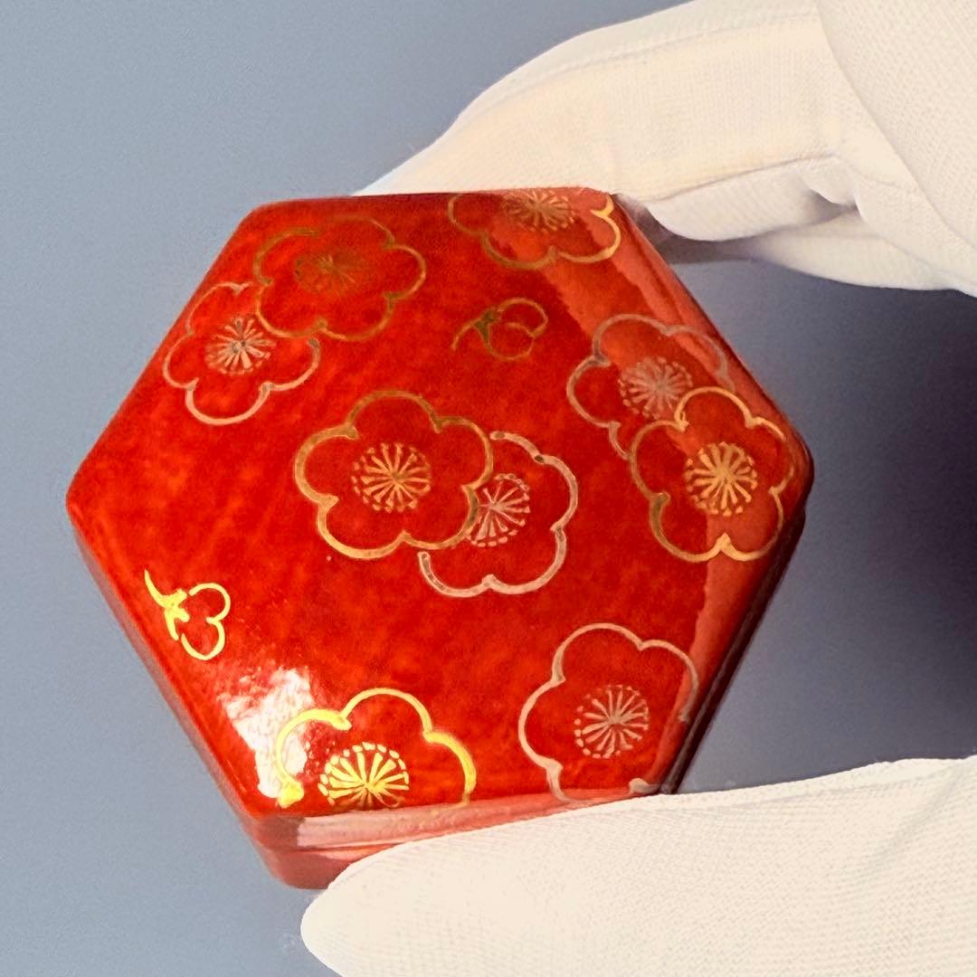 国重要無形文化財　十三代酒井田柿右衛門　濁手　梅花文　濃赤　香合　茶道具　共箱