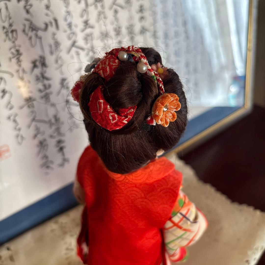 赤と緑の着物の布製人形