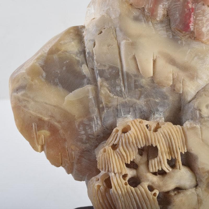 中国　玉石寿山石鶏血彫刻　山水雕　置物　唐木台付　V　9220