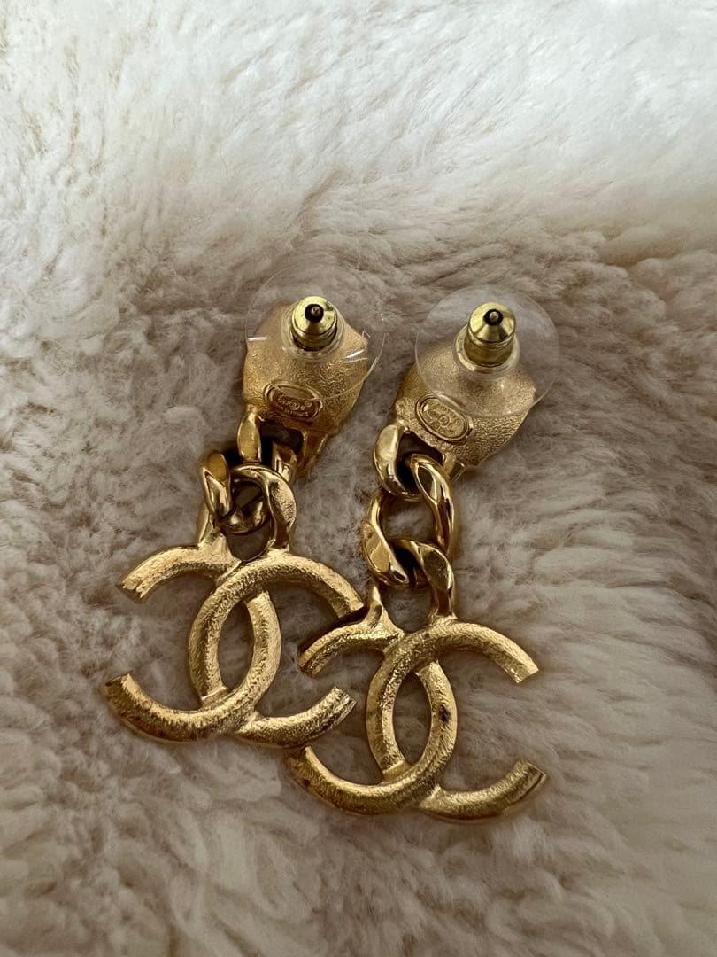 CHANEL ロゴ付きピアス 箱付き