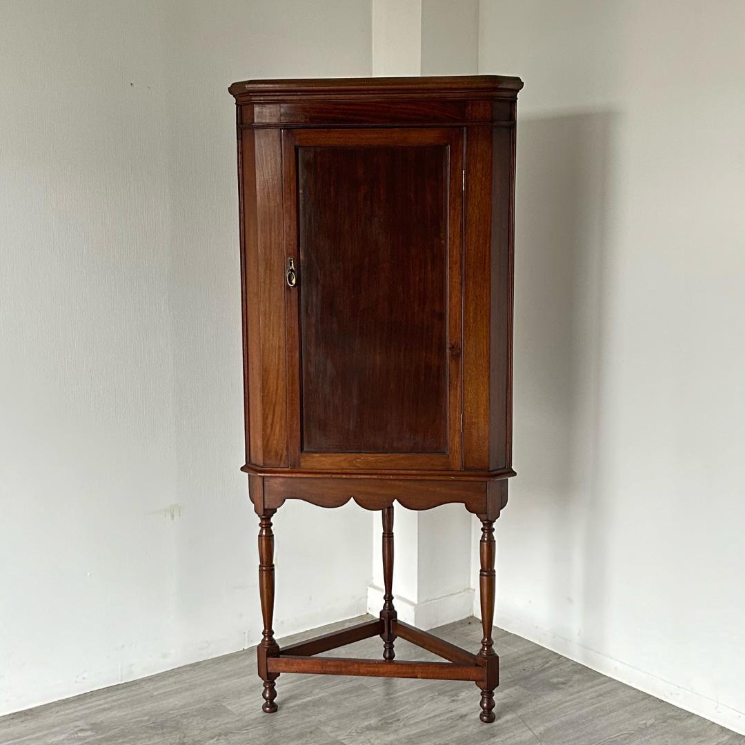 【最終値下げ】イギリス アンティーク　家具 コーナーキャビネット 296A