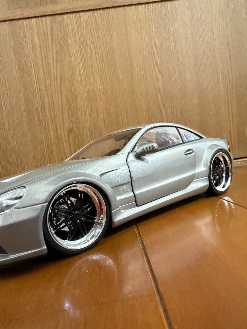 Mercedes-Benz AMG シルバー ミニカー 1/18