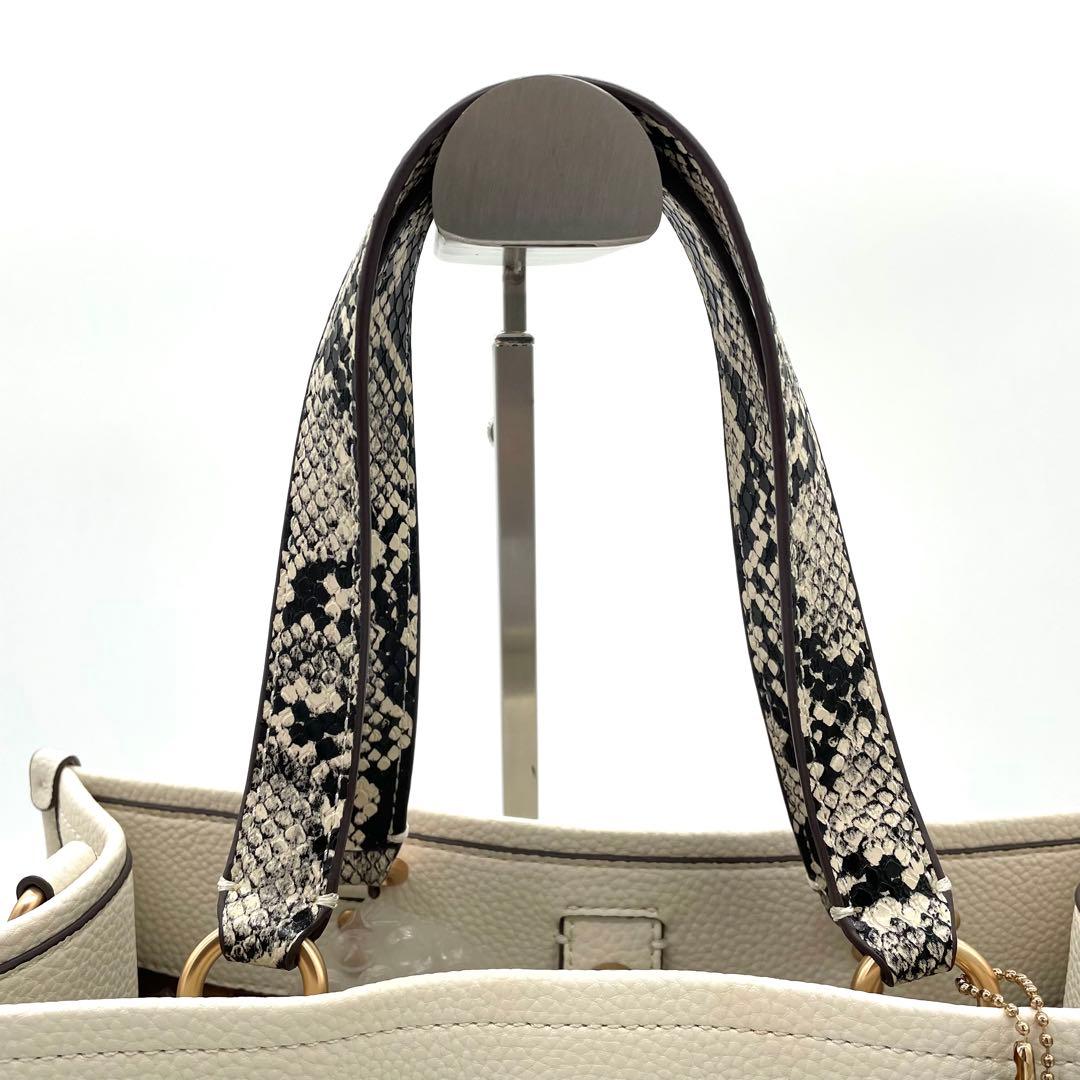 【未使用保管】コーチ　バスキア　2way バッグ　刺繍　ロゴ　レザー　ホワイト