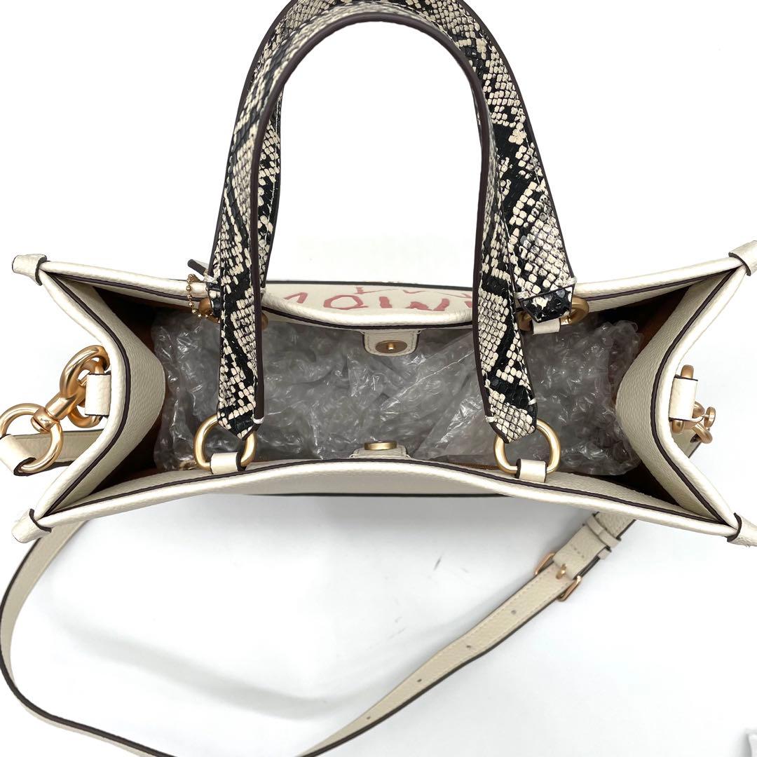 【未使用保管】コーチ　バスキア　2way バッグ　刺繍　ロゴ　レザー　ホワイト