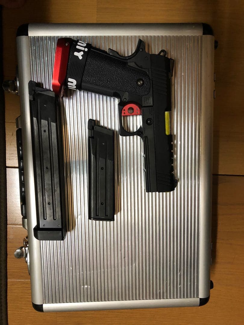 ガスガン 弾倉2個➕ケース付き値段交渉あり！！