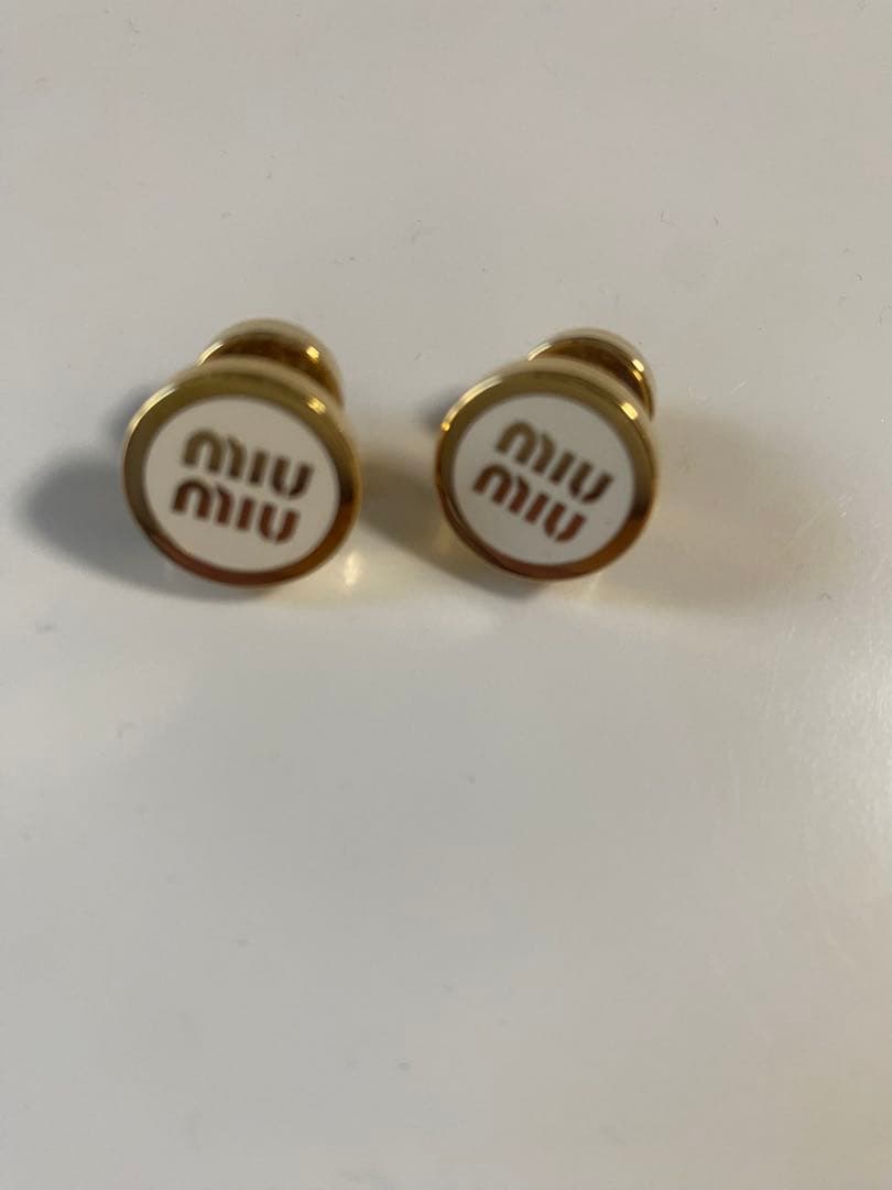 MIU MIU ゴールドスタッドピアス