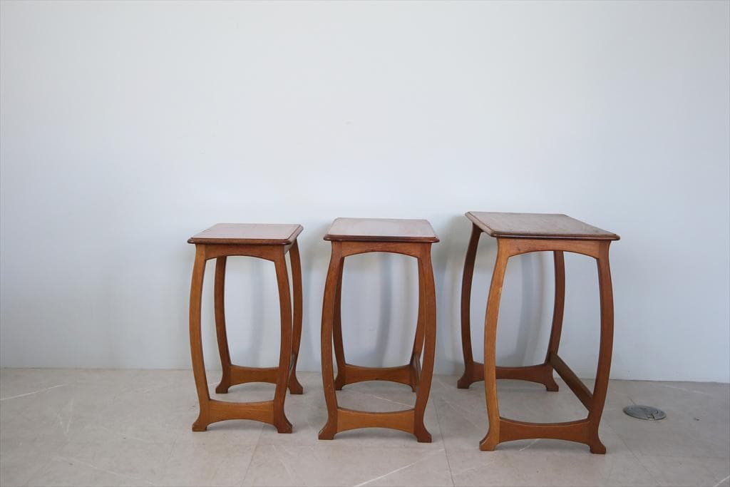 英国アンティーク木製ネストテーブル3台/収納式机/飾り棚/花台(89-199)