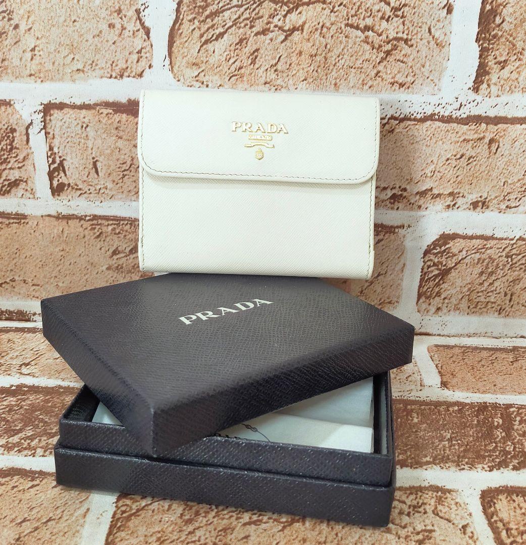 PRADA ホワイトレザー二つ折り財布