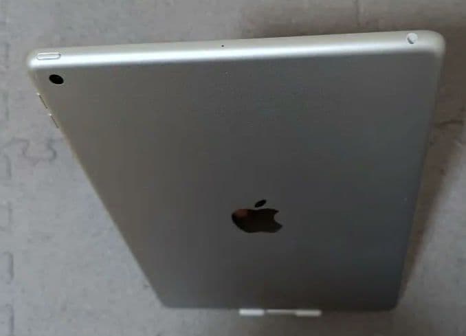 ジャンクApple iPad 第8世代 32GB Wi-FIモデルシルバー 本体