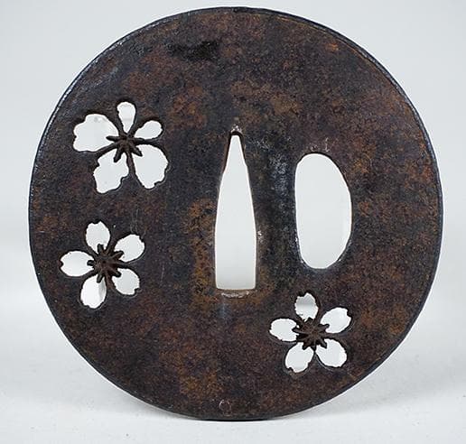 時代武具　刀装具　重次銘　桜透かし彫り 鉄製鍔