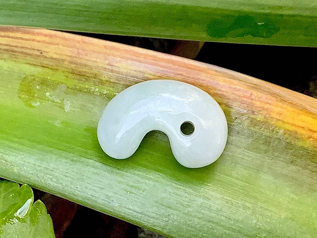 ✳神様からの授かり*糸魚川翡翠勾玉　氷*アイスジェイド外部鑑定鑑別書付　極上品質