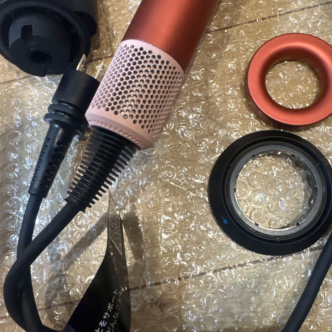 ダイソンドライヤー　RED