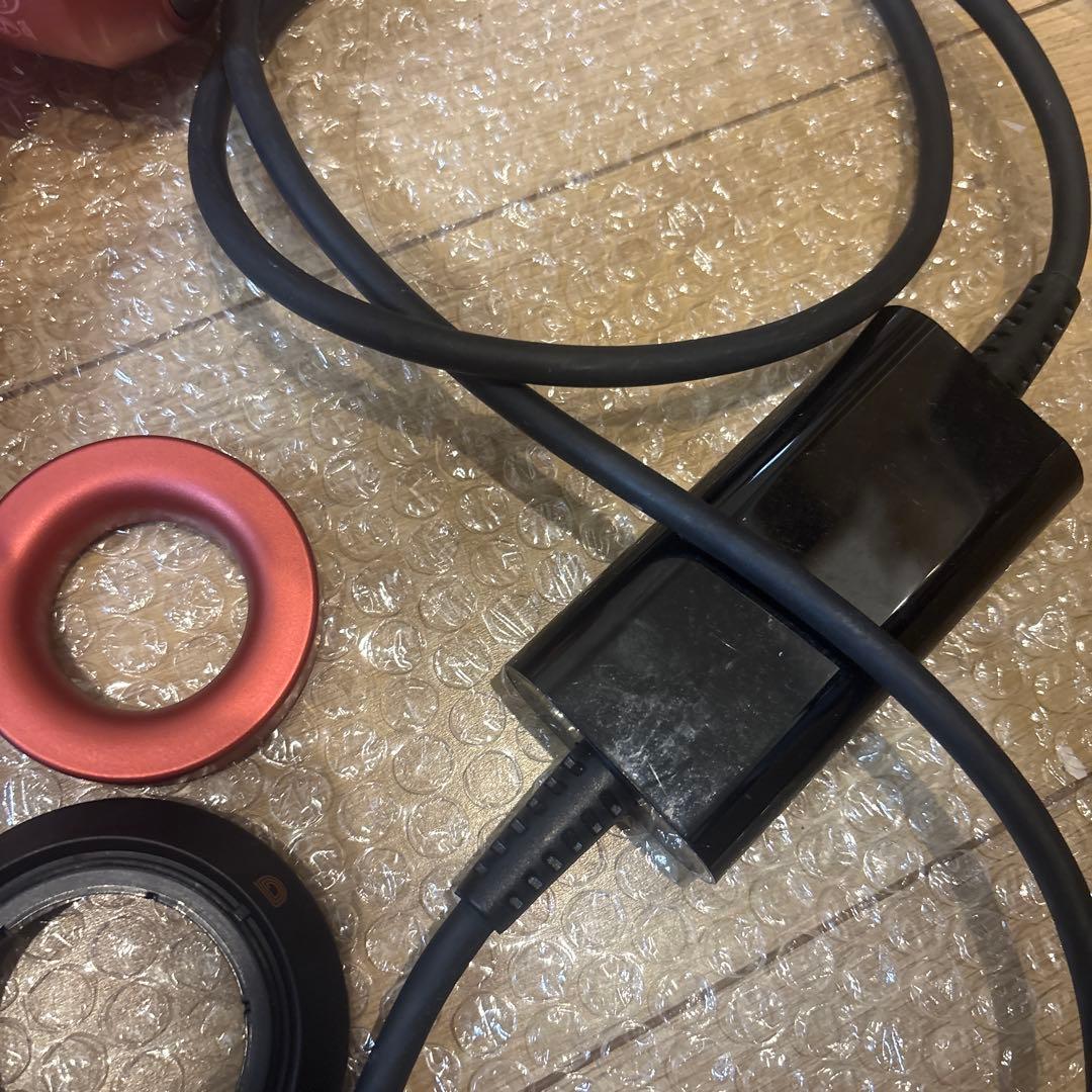 ダイソンドライヤー　RED