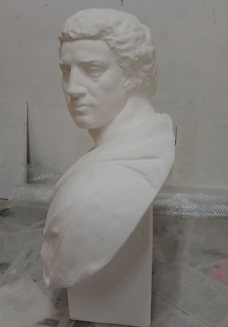 ブルータス胸像(高さ85cm)