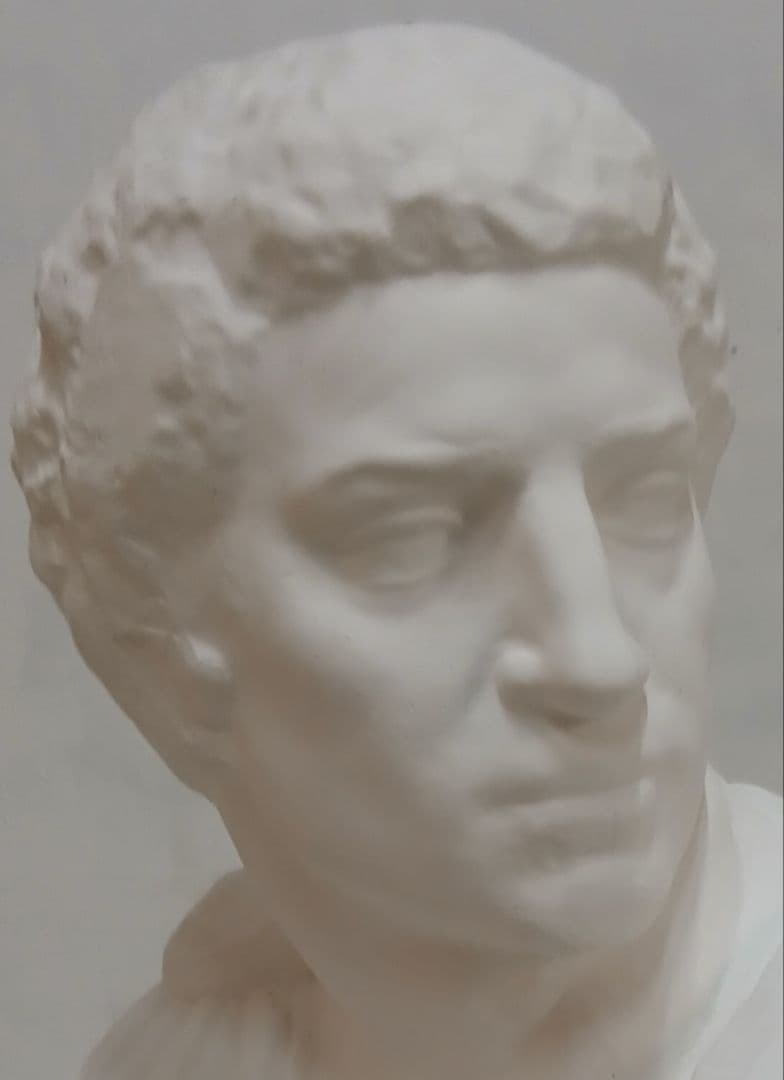 ブルータス胸像(高さ85cm)