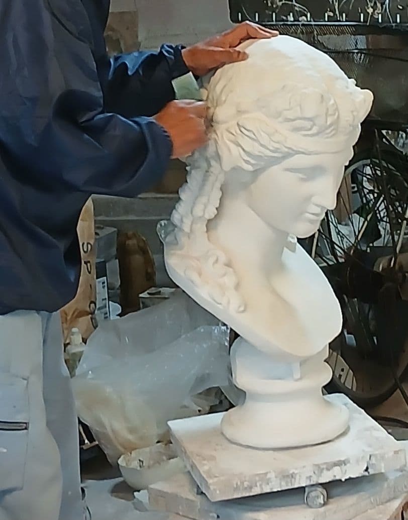 ブルータス胸像(高さ85cm)